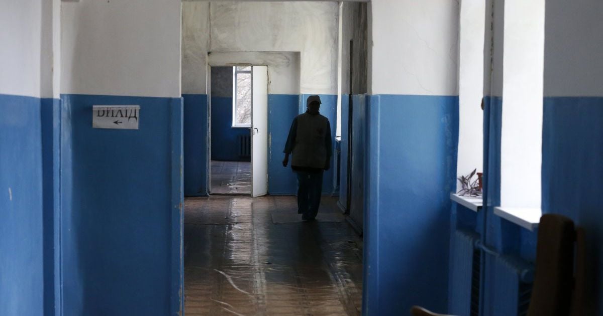 Отравление в ресторане: как работники покупают медкнижки и почему нереально получить компенсацию