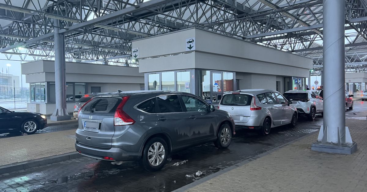 На українських кордонах в чергах стоять десятки авто: де найбільші затори