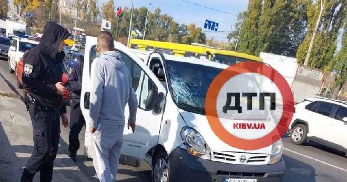 Об'їжджав затор і збив копа: у Києві мікроавтобус наїхав на патрульного, його госпіталізували (фото)