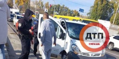 Объезжал затор и сбил копа: в Киеве микроавтобус наехал на патрульного, его госпитализировали (фото)