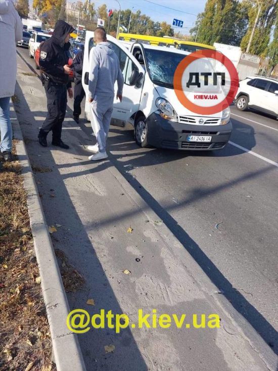 Об'їжджав затор і збив копа: у Києві мікроавтобус наїхав на патрульного, його госпіталізували (фото)