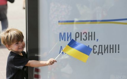 Соціологи визначили, скільки людей хотіли б, щоби їхні діти та онуки залишилися жити в Україні