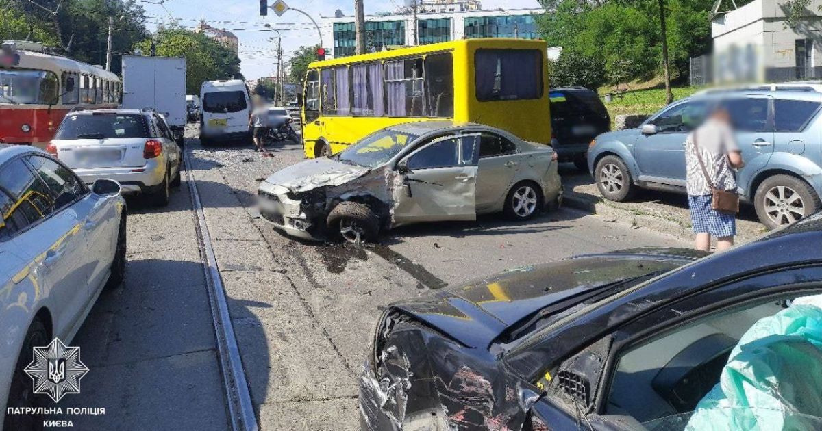В Киеве трамвай без водителя съехал сверху