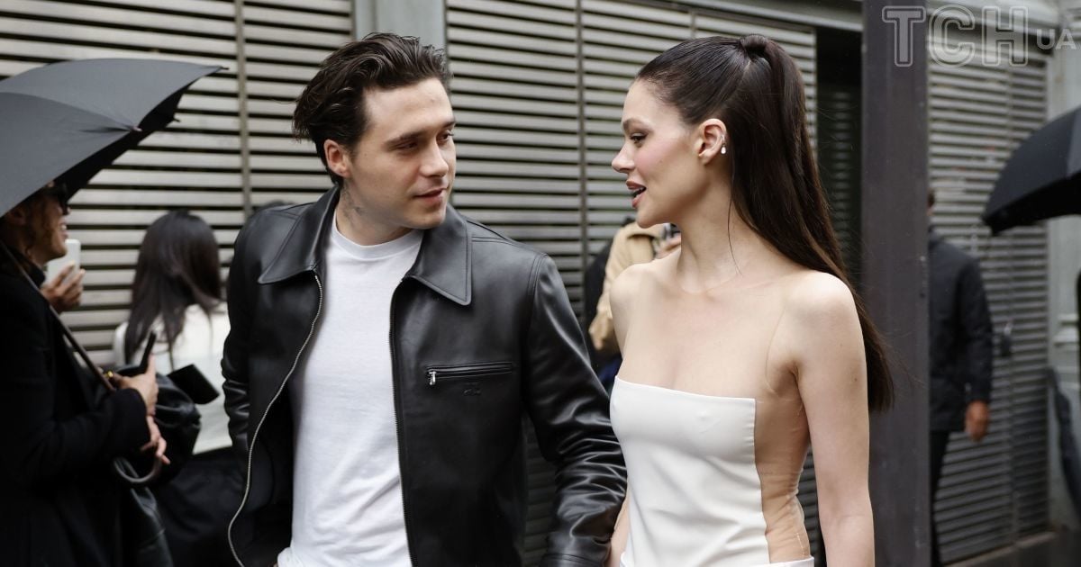 Бруклина Бекхэма в кожаном аутфите и за руку с красавицей-женой Николой  Пельтц сфотографировали в Париже &mdash; Шоу-бизнес