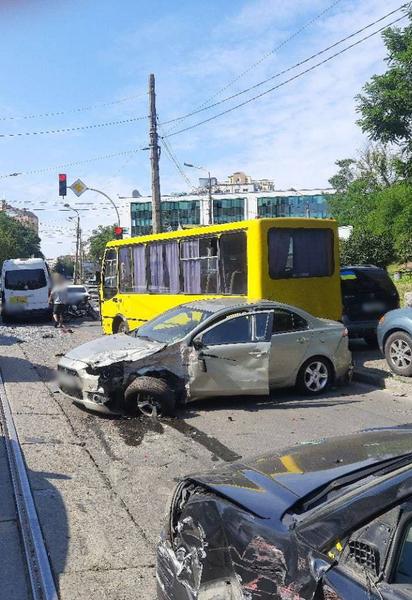 В Киеве трамвай без водителя съехал сверху