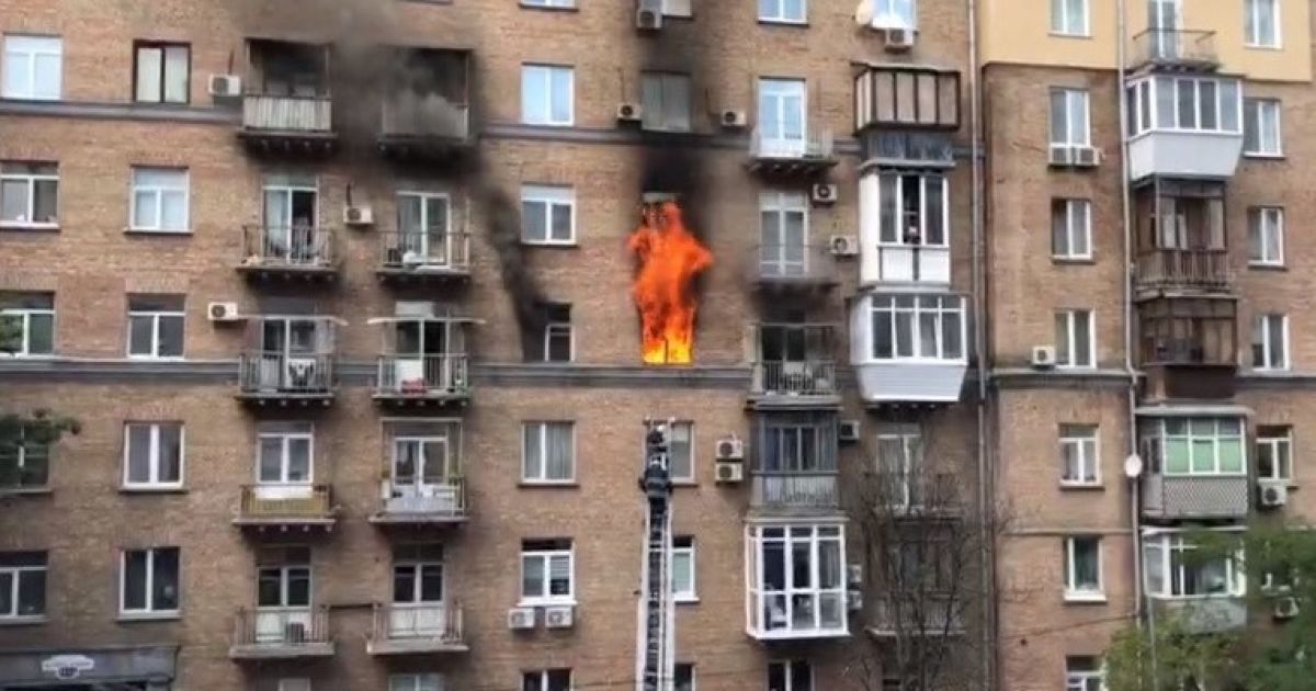 В центре Киева масштабный пожар охватил жилую квартиру, спасатели эвакуируют людей из здания