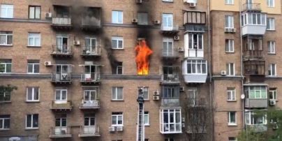 У центрі Києва масштабна пожежа охопила житлову квартиру, рятувальники евакуюють людей з будинку