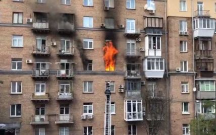 В центре Киева масштабный пожар охватил жилую квартиру, спасатели эвакуируют людей из здания
