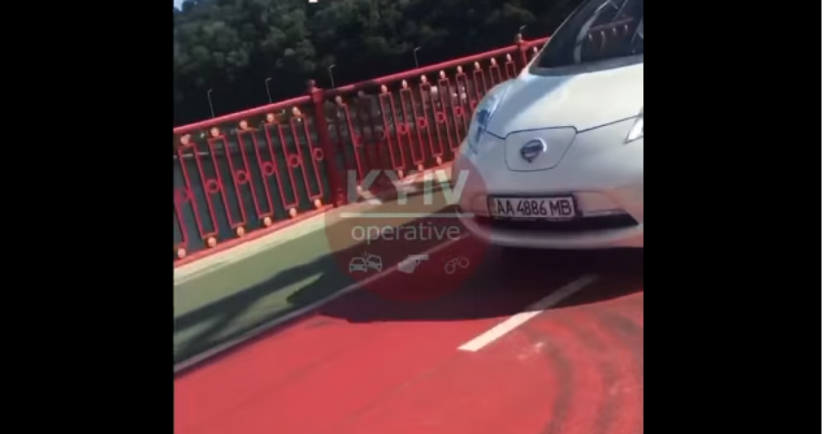 На пешеходный мост в Киеве снова выехал автомобиль