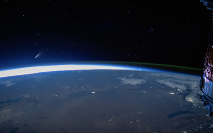 NASA показали потрясающее видео с кометой Neowise, что летит над Землей