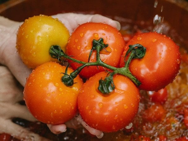 Не робіть цього під час миття помідорів: одна помилка здатна нашкодити вашому здоров’ю