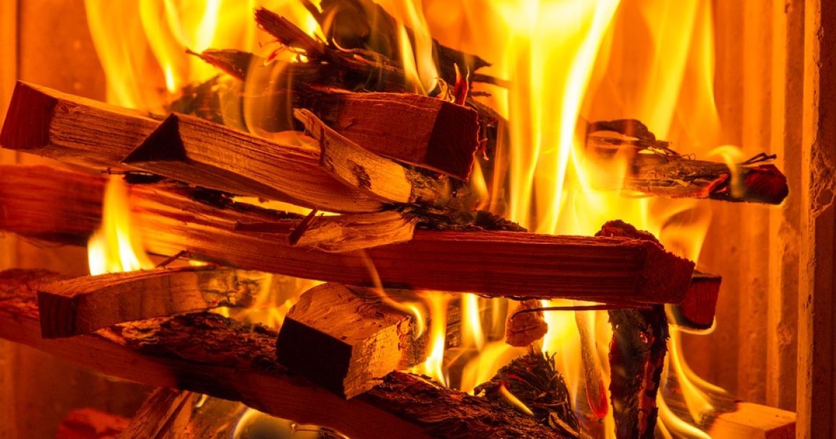 Кияни опалюють висотки дровами, а чиновники зігрівають мешканців обіцянками