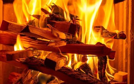 Кияни опалюють висотки дровами, а чиновники зігрівають мешканців обіцянками
