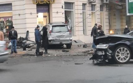 Проігнорував червоне світло: в Одесі позашляховик протаранив авто, зніс знак і врізався в будинок