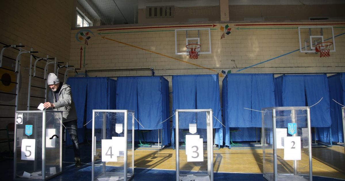 У Кривому Розі під час голосування виборниця з’їла частину бюлетеня
