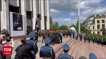 Після церемонії прощання тіло Кравчука везуть на Байкове кладовище