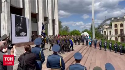 Після церемонії прощання тіло Кравчука везуть на Байкове кладовище