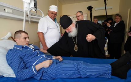 Патриарх Кирилл посетил раненых оккупантов в российском госпитале и назвал их "подвижниками"