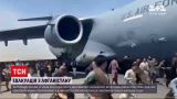 Новости мира: в аэропорту Кабула люди в буквальном смысле бросаются под шасси самолетов