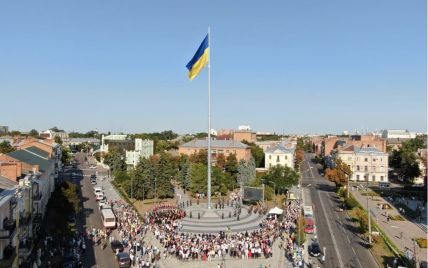 В Полтаве самый высокий флагшток с флагом установили на месте бывшего памятника Ленину