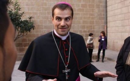 Скандал дошел до Ватикана: в Испании епископ отрекся от сана ради отношений с автором эротических романов