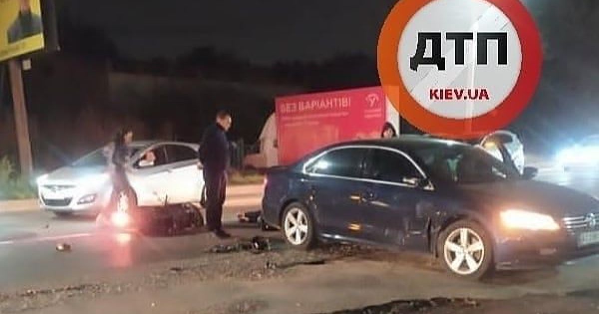 У Києві скутер влетів в Volkswagen: є потерпілі