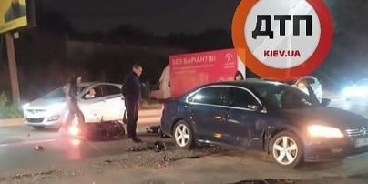 У Києві скутер влетів в Volkswagen: є потерпілі
