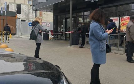 Во Львове в супермаркете умер человек: фото, видео