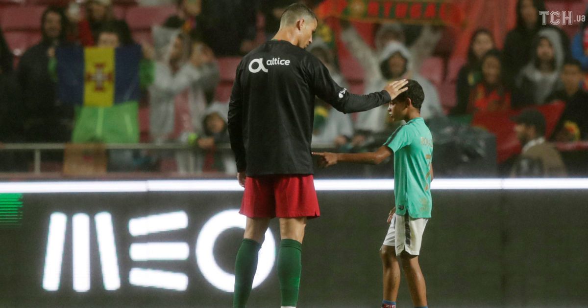 Увесь у батька: син Роналду забив ударом ножицями з передачі тата