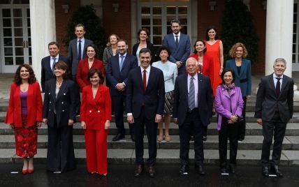Договорились или совпадение: министры испанского правительства пришли на работу в красных нарядах
