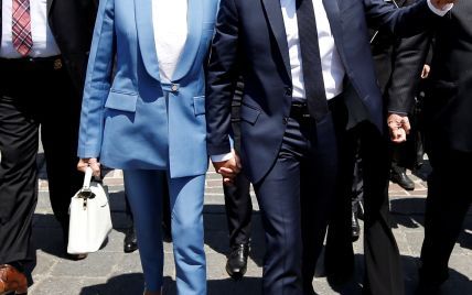 В голубом костюме и за руку с мужем: стильная Брижит Макрон в Канаде