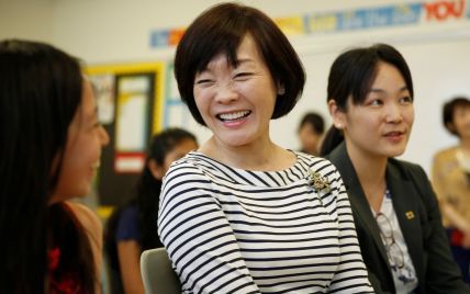 Жизнерадостная жена премьер-министра Японии в полосатом платье встретилась со студентами