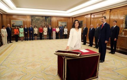 Вся в белом: новый министр здравоохранения Испании пришла на присягу в стильном образе