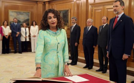 В жакардовом кардигане с бисером и пайетками: новый министр финансов Испании на присяге