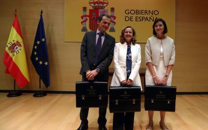 Женщины в испанском правительстве: министр экономики в белом жакете, министр промышленности - в платье