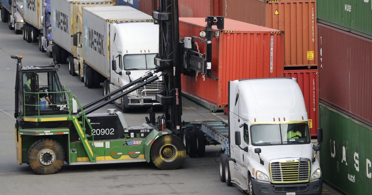 Налоговые каникулы и персональный менеджер. Зеленский предложил спецусловия для крупных инвесторов