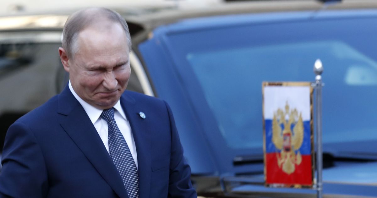 На переговоры лидеров "нормандской четверки" Путин пришел с вооруженным охранником
