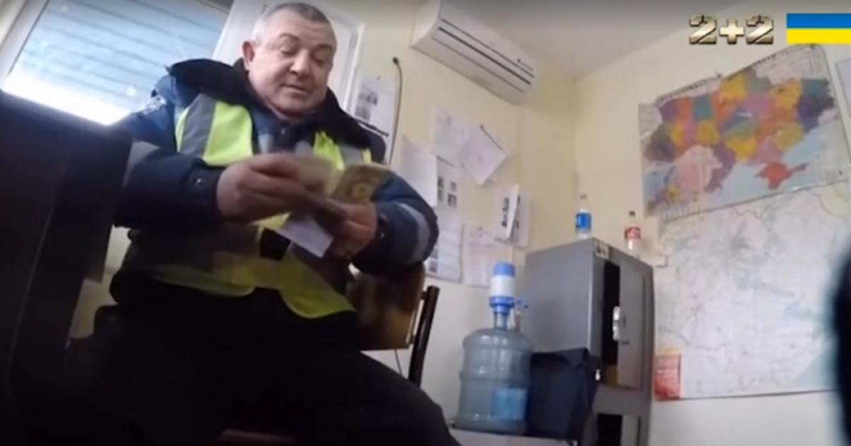 Харьковские полицейские попались на взятке