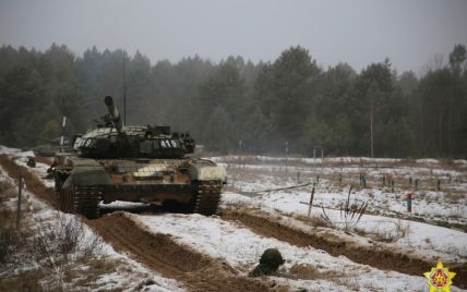 Білорусь почала переміщувати військових та техніку вздовж українського кордону - CNN
