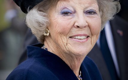 С ярким макияжем и в новой шляпе: 79-летняя принцесса Беатрикс впечатляет новыми образами