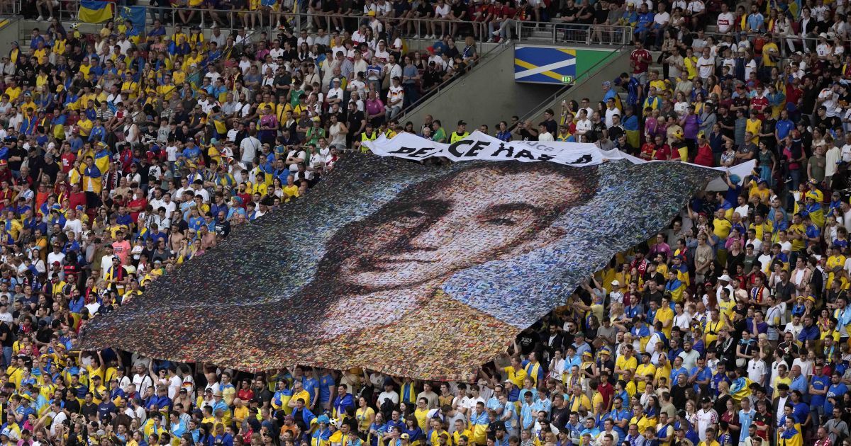 На матчі Україна-Бельгія вболівальники розгорнули банер із фотографіями загиблих воїнів ЗСУ