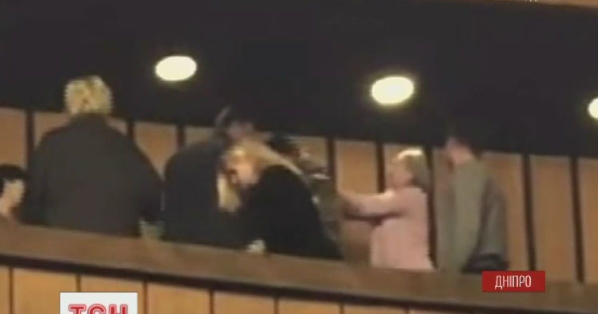 Полиция задержала женщину, которая полгода назад в театре в Днепре ударила молотком по голове АТОвца