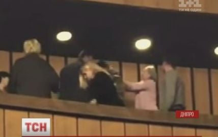 Поліція затримала жінку, яка півроку тому в театрі в Дніпрі вдарила молотком по голові АТОвця