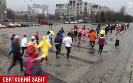 Несколько сотен днепрян пробежали костюмированный "марафон" ради детей