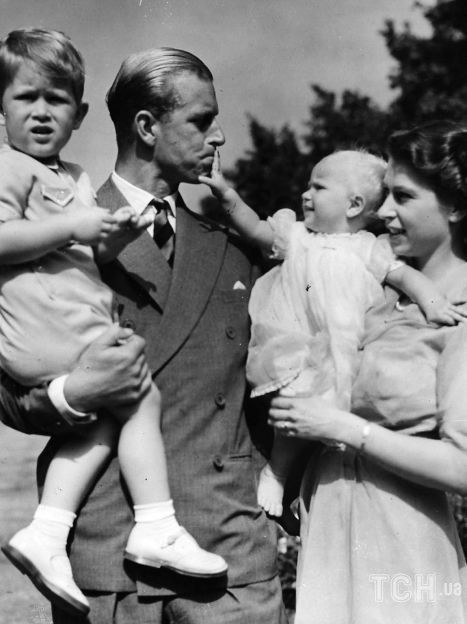 Принц Філіп і королева Єлизавета II з дітьми / © Associated Press