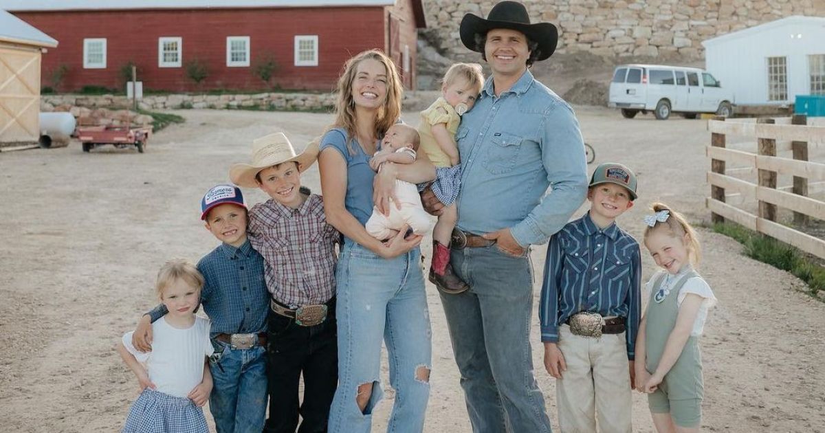 Ханна Нілман та її велика родина/фото: Ballerina Farm