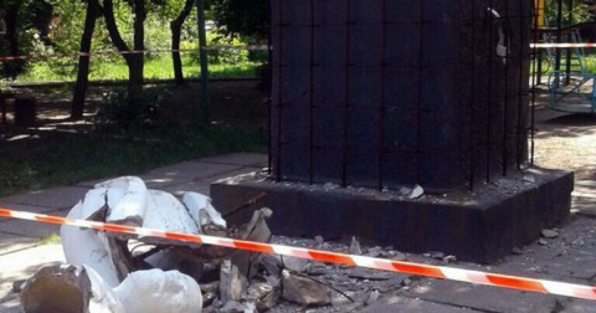 В оккупированной Макеевке взрывчаткой взорвали памятник Ленину