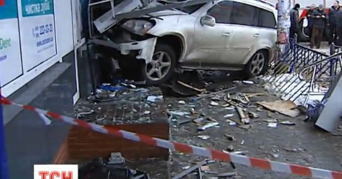 Очевидцы рассказали об аварии джипа на Левобережной: врезался в стоматологию и начал газовать