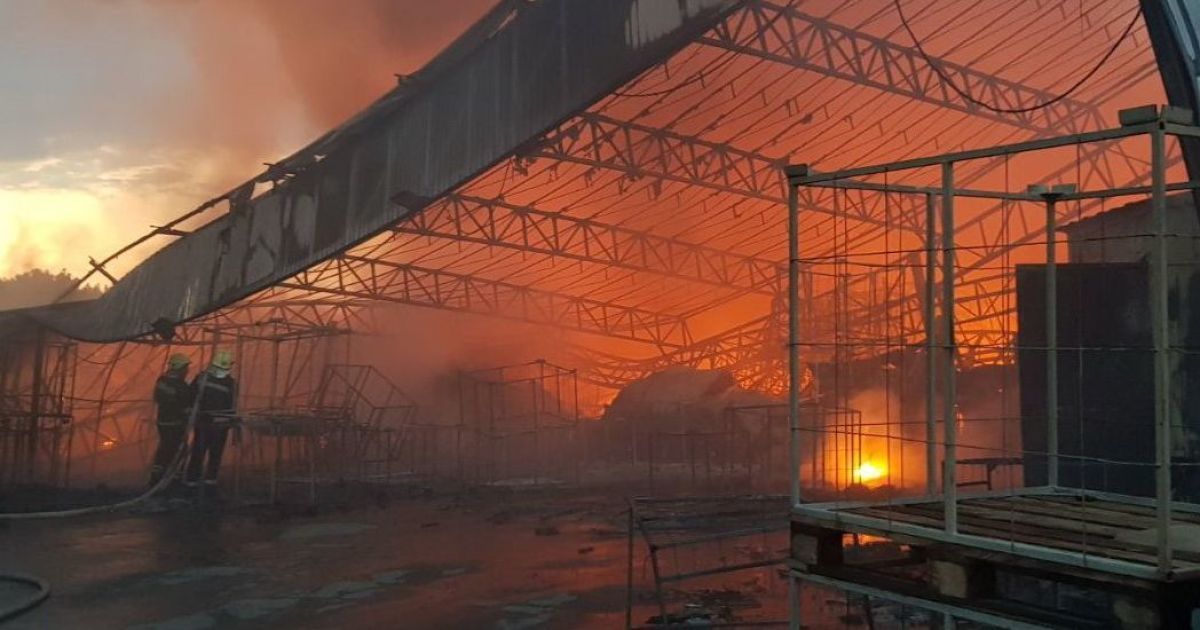 Пожежа на підприємстві гумових виробів: у Харківській області рятувальники цілу ніч гасили вогонь