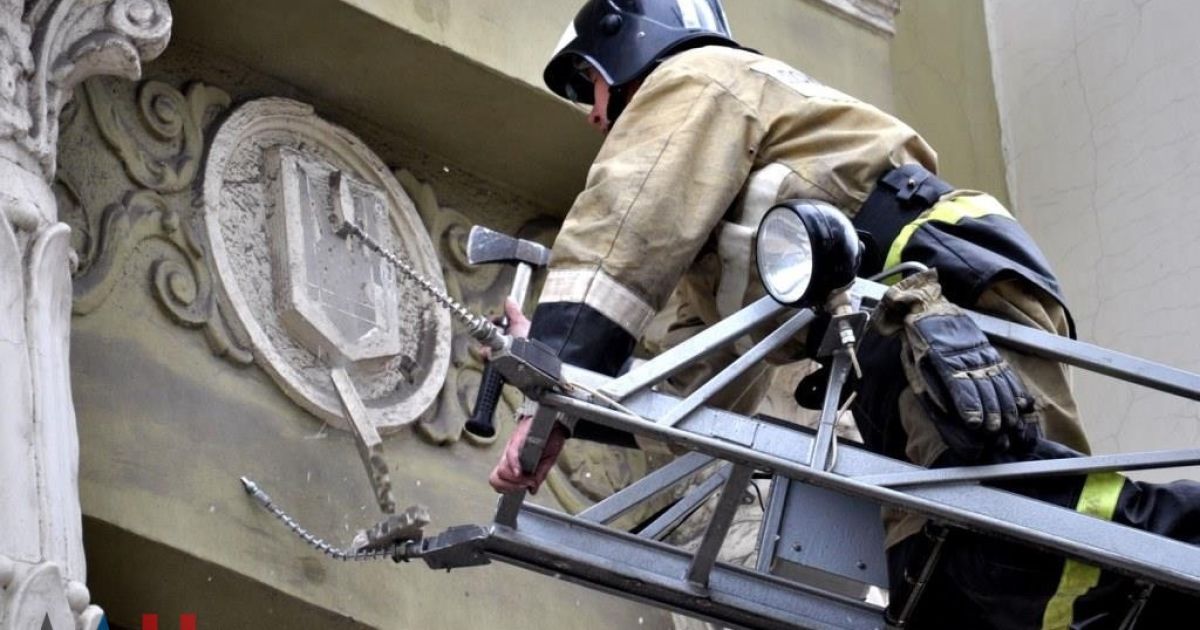 В Донецке уничтожают символику Украины / © dan-news.info